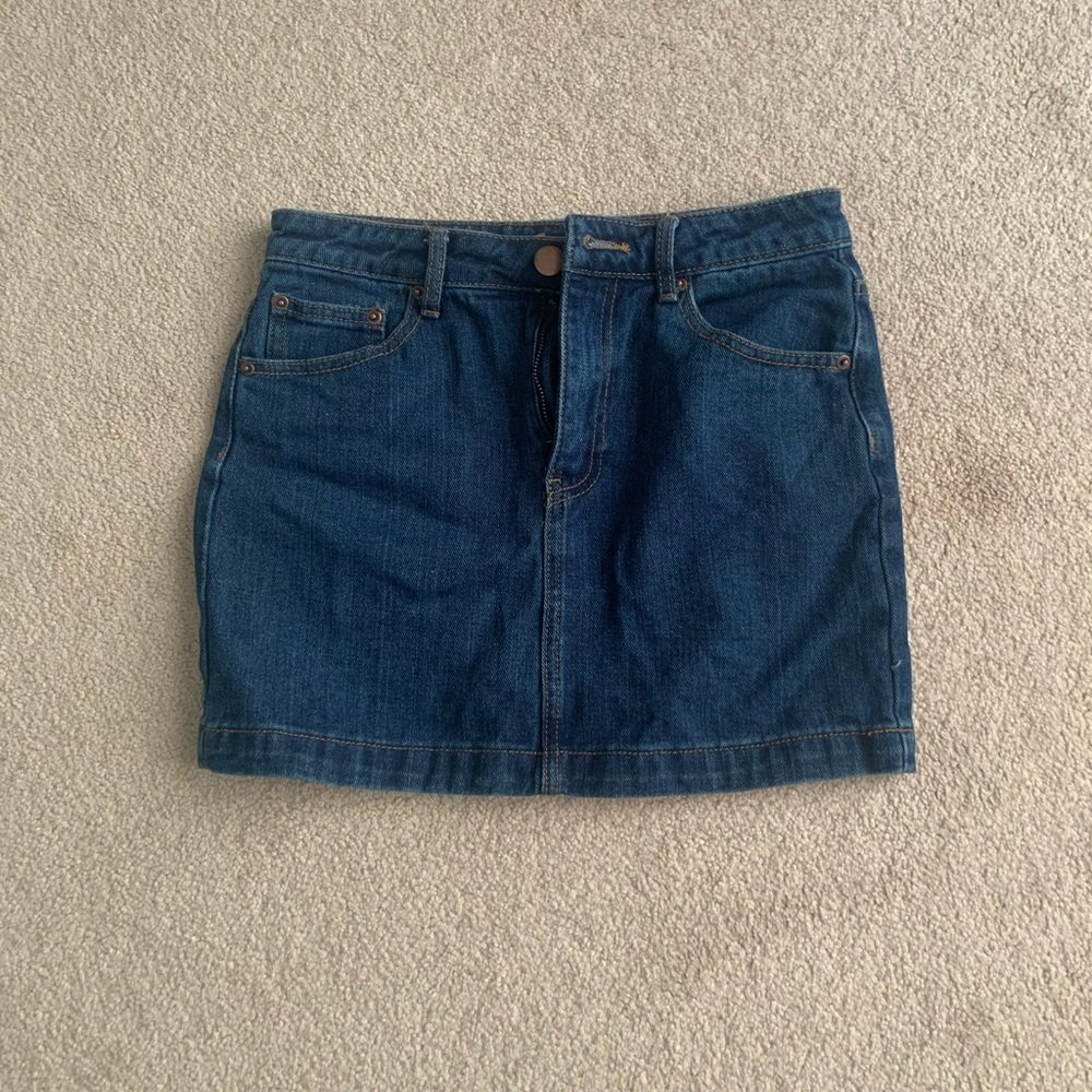 Size small. Forever 21 jean skirt.
